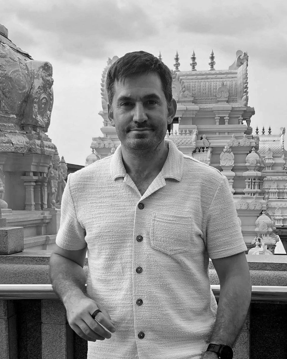 Retrato en blanco y negro de Nahuel Rubio, con camisa clara, en una terraza de Bangalore